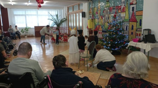 Aktuality / Vystúpenie detí spojené s odovzdávaním vianočných darčekov 2025 - foto Aktuality / Vystúpenie detí spojené s odovzdávaním vianočných darčekov 2025 - foto