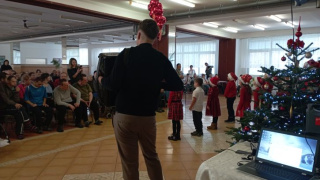 Aktuality / Vystúpenie detí spojené s odovzdávaním vianočných darčekov 2025 - foto Aktuality / Vystúpenie detí spojené s odovzdávaním vianočných darčekov 2025 - foto