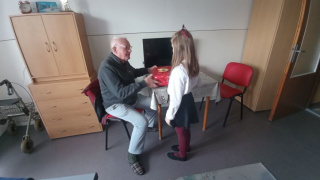 Aktuality / Vystúpenie detí spojené s odovzdávaním vianočných darčekov 2025 - foto