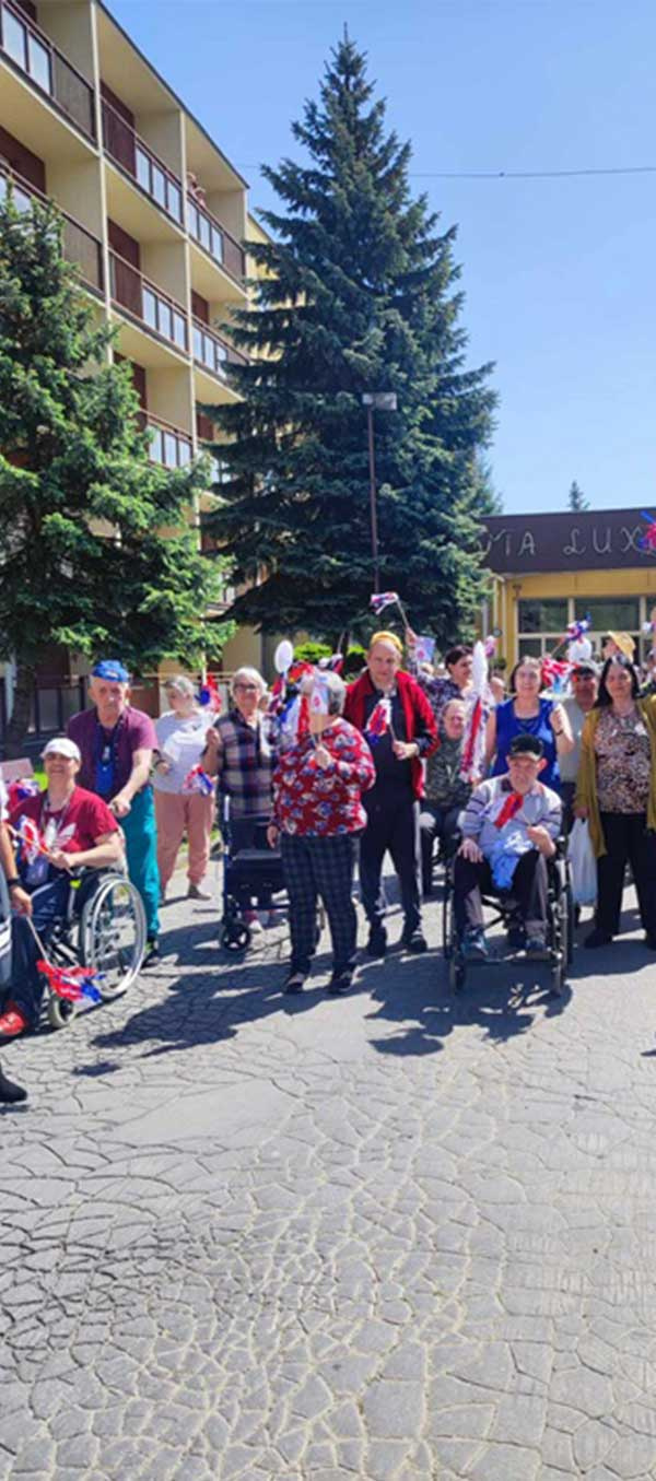 Spoločné podujatie klientov pred zariadením